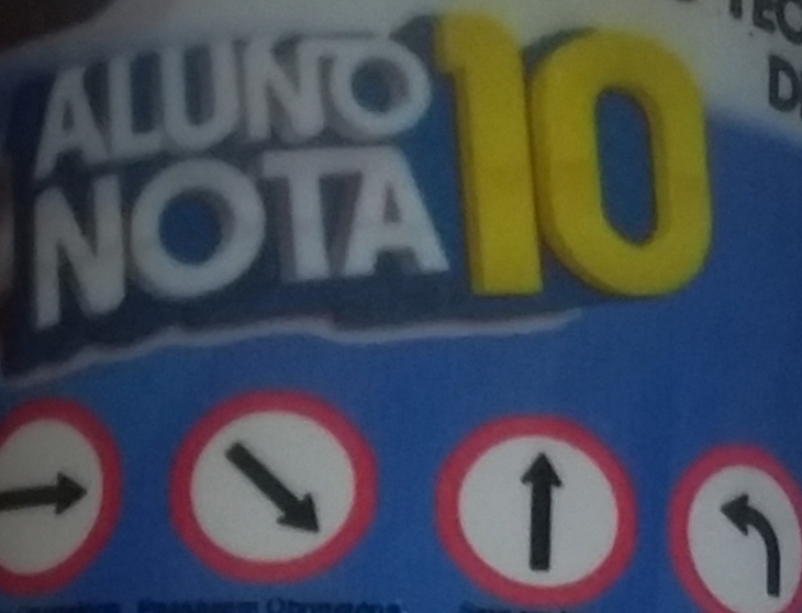 imagem recortada de um copo da premiação ganha entre os melhores aluno nota 10
